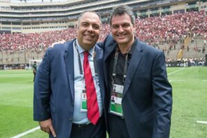 Marcos Braz (E) e Bruno Spindel (D) estão em Portugal para definir novo treinador do Flamengo