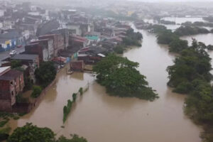 Vítimas de enchentes em cidades da Bahia e de Minas poderão sacar FGTS