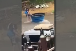 Caminhão quase atropela adolescente que brinca em enxurrada com caixa d'água em Goiânia