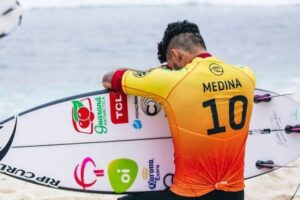 Gabriel Medina faz oração antes de entrar no mar