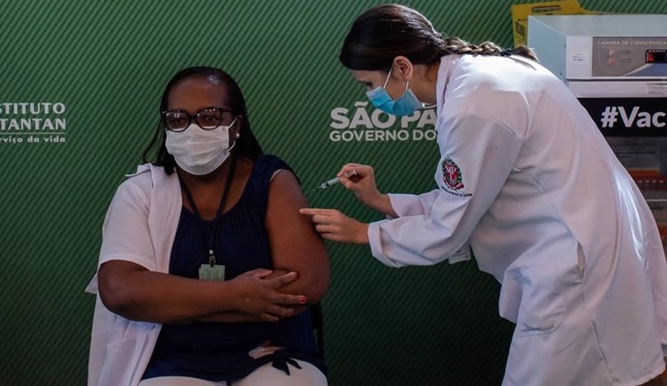 Enfermeira Mônica Calazans foi a primeira brasileira a receber vacina contra Covid no Brasil - caso completa 1 ano (Foto: reprodução/twitter)