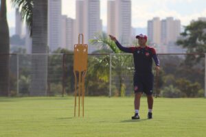 Higo Magalhães durante treino no CT do Vila Nova