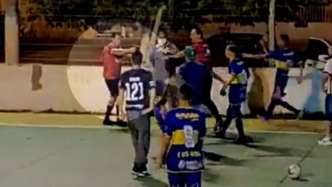 O árbitro de uma partida amadora de futsal sacou uma arma e apontou para jogadores na Praia do Cassino, no Rio Grande do Sul. (Foto: reprodução)