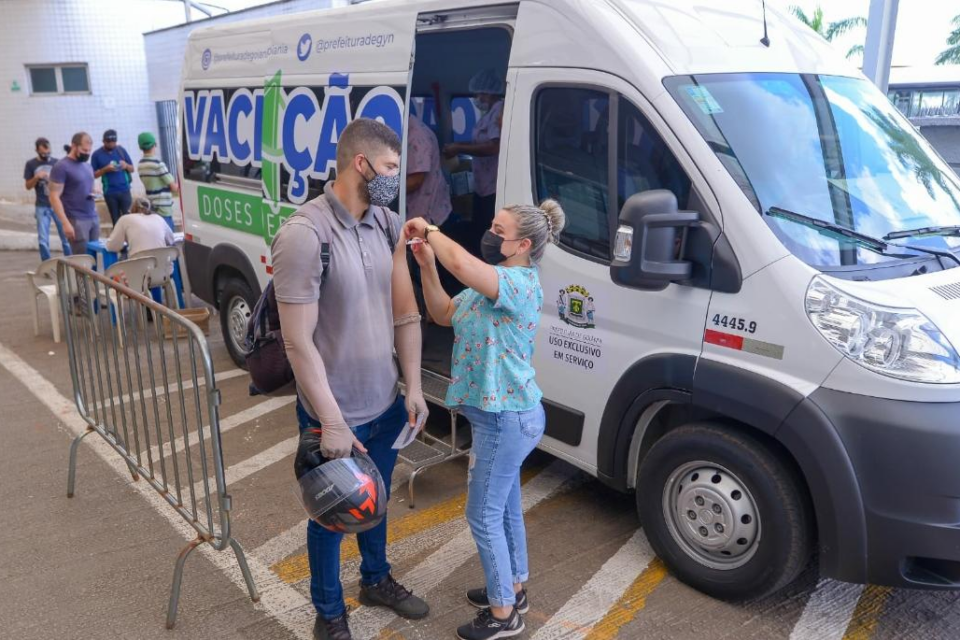 Vans da vacinação atendem na Praça da Feira do Vera Cruz 2 nesta terça (25)