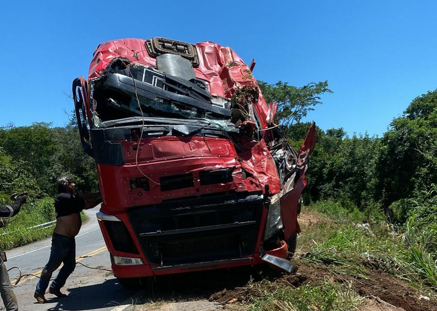 Motorista morre após caminhão carregado com milho cair em ribanceira da GO-164