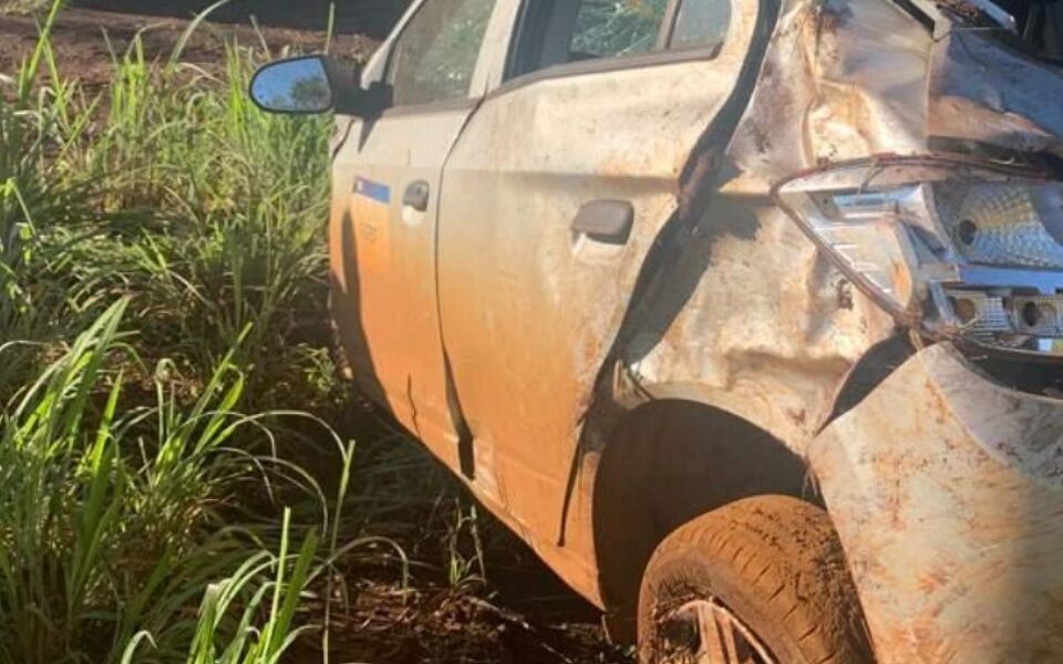 Homem fica ferido após capotar carro na zona rural de Niquelândia