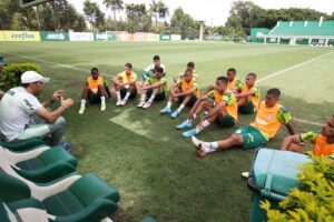 Abel Ferreira conversa com time Sub-20 do Palmeiras