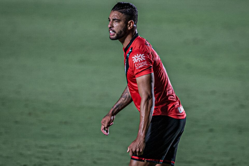 Nathan Silva, atuando pelo Atlético Goianiense