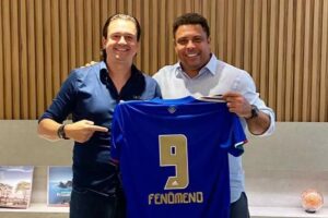 Ronaldo recebe a camisa do Cruzeiro
