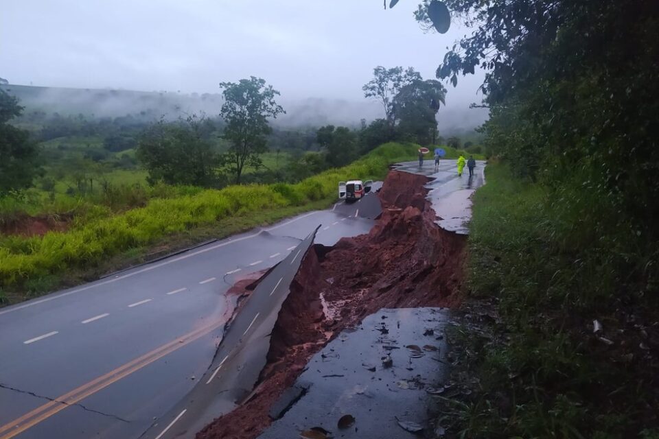 Cratera se abre em rodovia e quase 'engole' ambulância em Minas Gerais (Foto: divulgação - PMRv)
