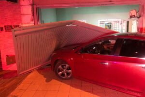 Motorista embriagado é preso após bater em portão de casa no Conjunto Fabiana
