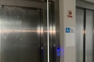 Chuva forte deixa prédio alagado e forma 'cascata' em elevador em SP