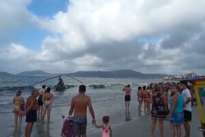 Helicóptero cai no mar e deixa três feridos em praia de Florianópolis