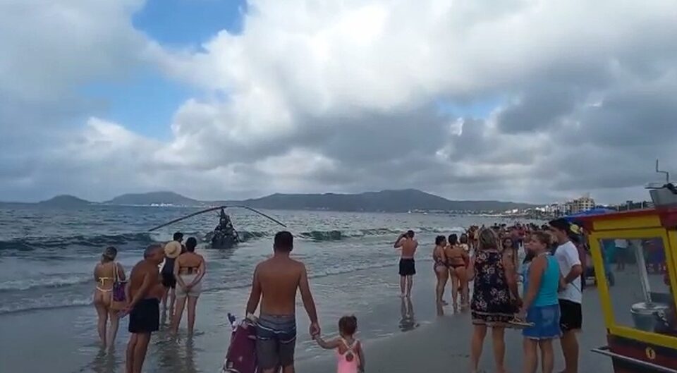 Helicóptero cai no mar e deixa três feridos em praia de Florianópolis