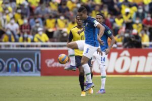 Casemiro domina bola em jogo com o Equador