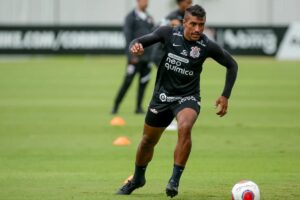 Volante Paulinho treina no Corinthians