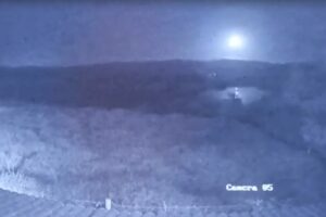 Meteoro visto no céu de Goiandira foi registrado em vídeo de câmera de segurança (Foto: reprodução/Vídeo)
