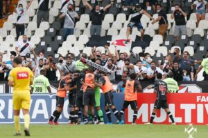 Jogadores do Vasco comemoram gol com a torcida