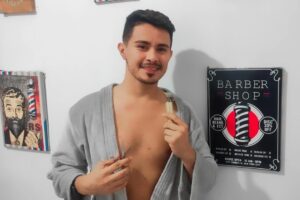 Rodney Araújo, 28 anos, criou uma barbearia em Fortaleza onde funcionários atendem os clientes nus