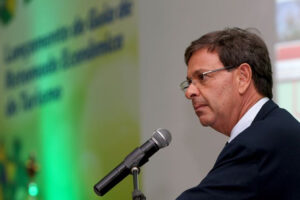Ministro do Turismo testa positivo para Covid-19 três dias após reunião com Bolsonaro