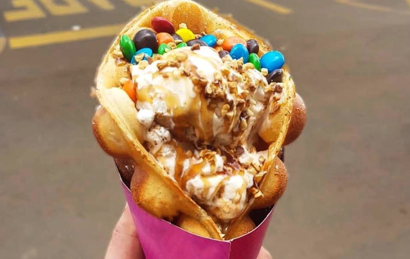 Bubble waffle com sorvete, doce de leite e confete da Bubble Bubble, opção para comer waffles em Goiânia