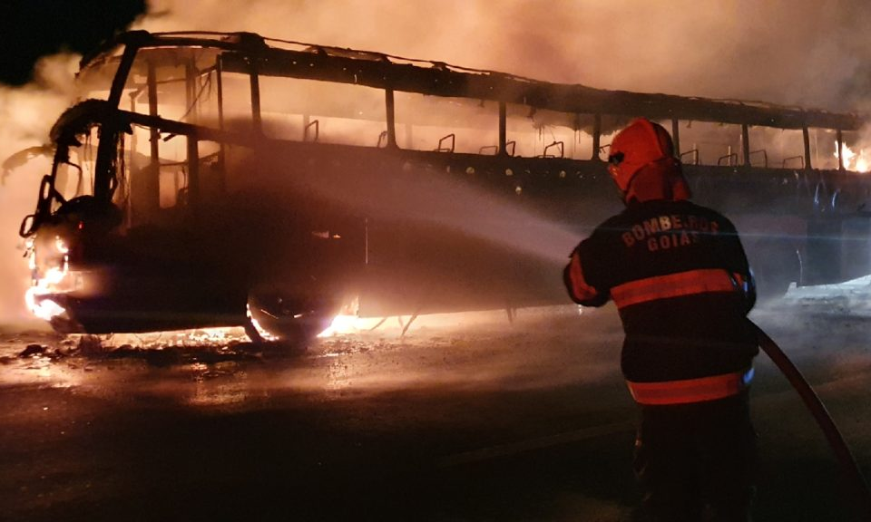 Pane no sistema elétrico provoca incêndio em ônibus na BR-050, em Catalão