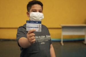 Gustavo, de 11 anos foi a primeira criança vacinada contra Covid em Anápolis. (Foto: Divulgação/Prefeitura)