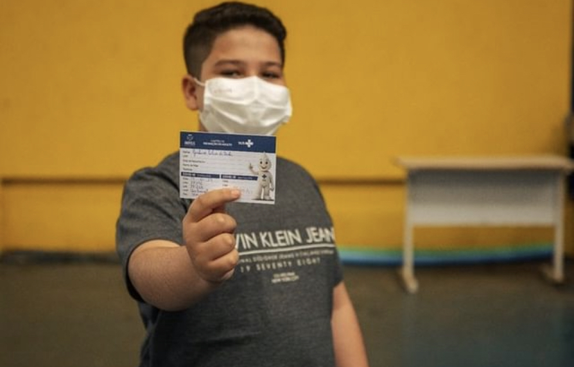 Gustavo, de 11 anos foi a primeira criança vacinada contra Covid em Anápolis. (Foto: Divulgação/Prefeitura)