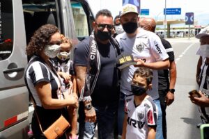 Antonio Mohamed posa para foto com torcedores do Atlético-MG