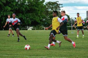 Elenco do Anápolis treinando