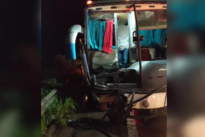 Colisão entre ônibus e carro deixa seis mortos na BR-020 em Formosa