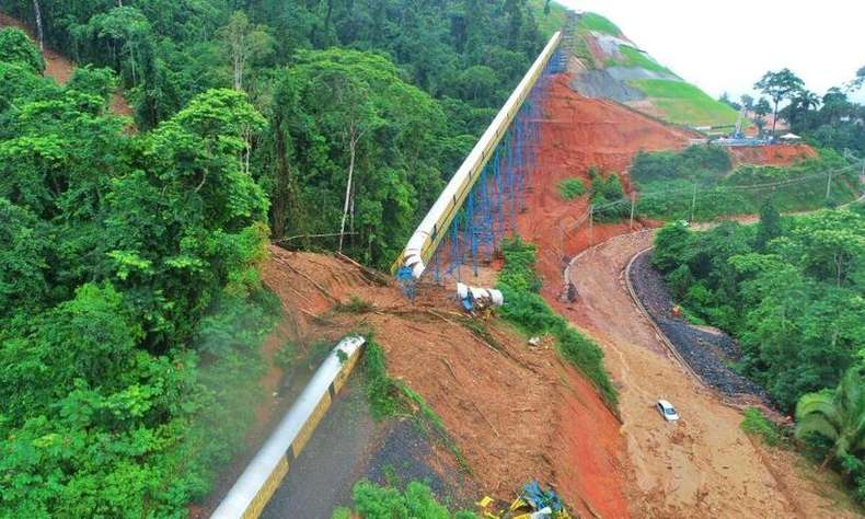 Trânsito está totalmente interditado. Não há registro de mortes. Dique de barragem transborda e fecha BR-040, em Belo Horizonte Nova Lima