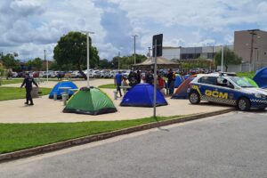 Guardas civis de Aparecida acampam para reivindicar reajuste salarial e ameaçam paralisação (Foto: AGCGO - Divulgação)