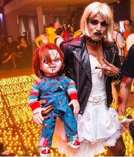 Caio Castro se fantasia de 'a noiva de Chucky' em aniversário; veja fotos