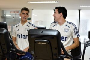 Vitor Bueno e Pablo treinando na academia