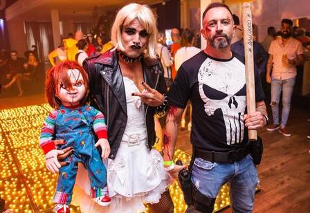 Caio Castro se fantasia de 'a noiva de Chucky' em aniversário; veja fotos