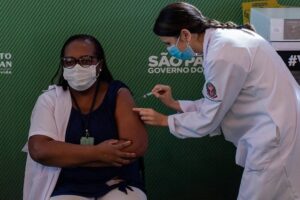 Primeira vacinada contra a Covid no Brasil se filia ao MDB