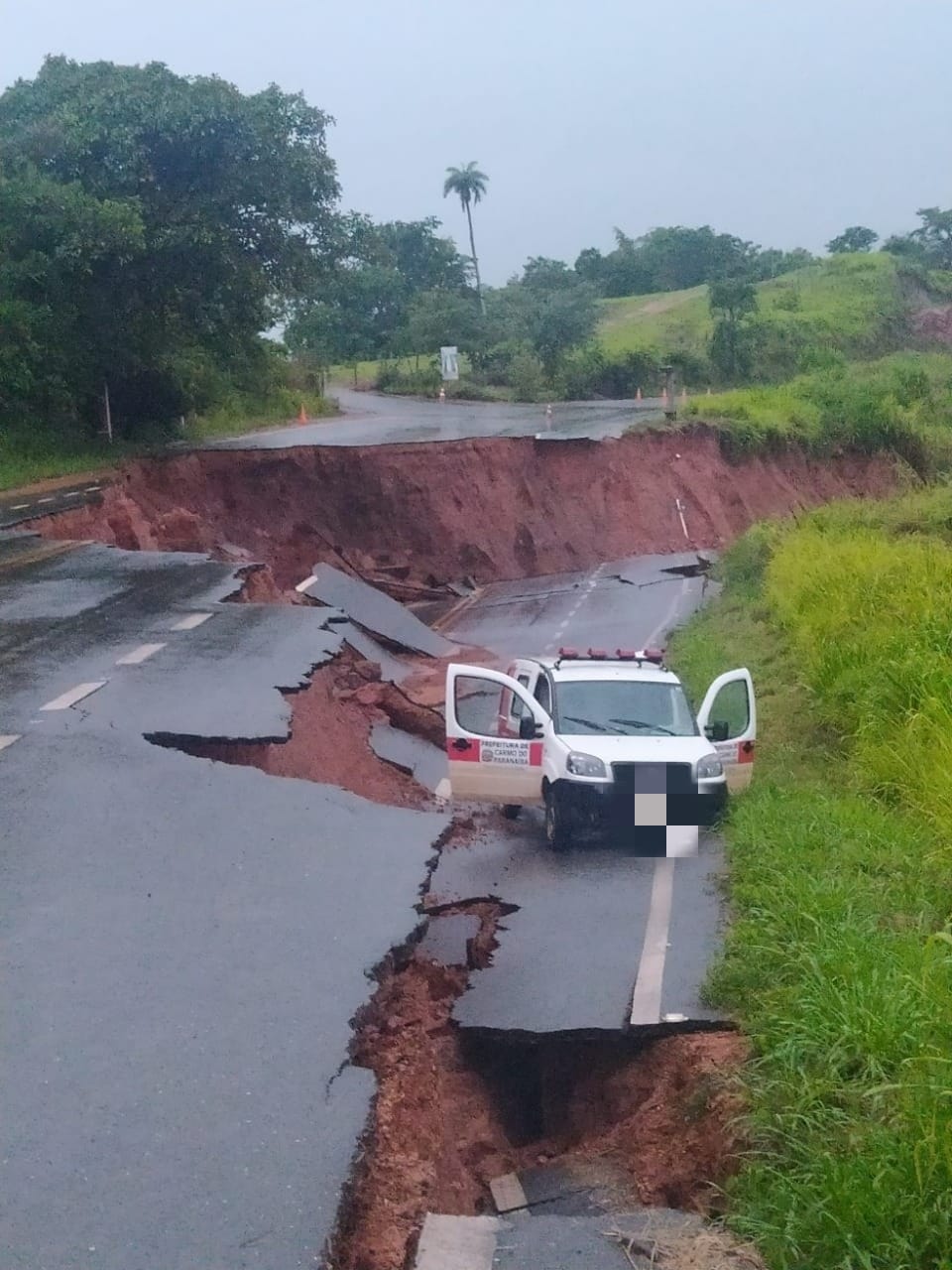 Cratera se abre em rodovia e quase 'engole' ambulância em Minas Gerais