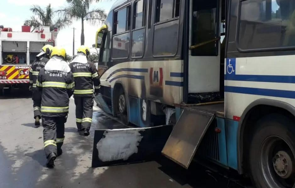 Ônibus do Eixo Anhanguera pega fogo na GO-060, em Trindade