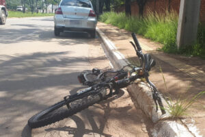 Ciclista fica em estado grave após ser atropelado por carro em Goiânia