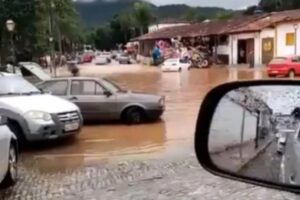 Pontos turísticos e ruas são atingidos por enchente em Pirenópolis
