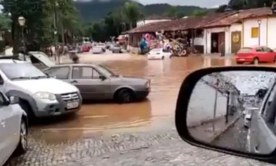 Pontos turísticos e ruas são atingidos por enchente em Pirenópolis