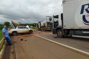 Acidente entre caminhão e picape deixa vítima fata na BR-060, perto de Cezarina (Foto: PRF)