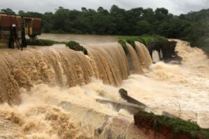 População é orientada a deixar casas por risco de rompimento de barragem em MG