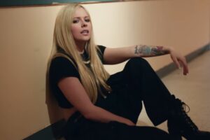 Avril Lavigne anuncia música nova para sexta-feira (14), love it when you hate me