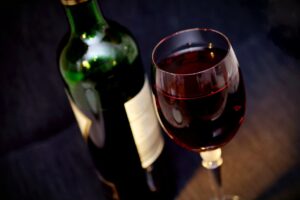 Consumo de vinho tinto tem ação protetora contra Covid, revela estudo
