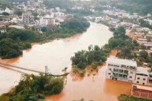 Chuva em MG rompe ponte, e prefeitura evacua moradores