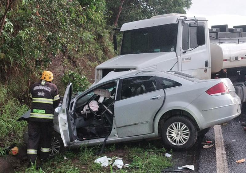 Acidente envolvendo três veículos deixa vítima fatal na GO-213, em Caldas Novas