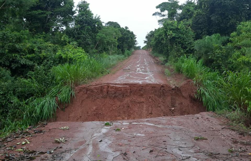 Cratera se abre na GO-151 e rodovia é interditada entre Mutunópolis e Bonópolis de Goiás