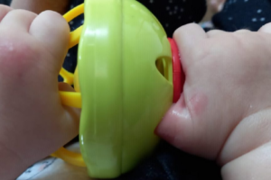 Bebê de 5 meses prende dedo em brinquedo e bombeiros têm de cortar o objeto em Catalão
